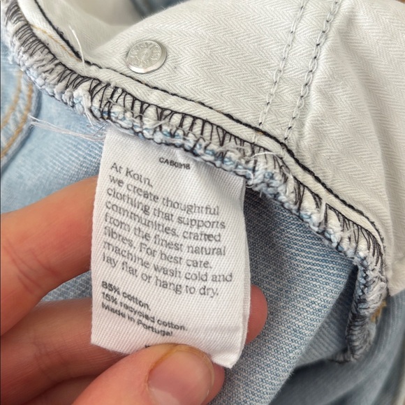 Kotn High Rise Straight Leg Jeans – Light Wash
Size 8 - Picture 8 of 9